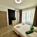Summerland Seaview Penthouse Apartment Mamaia