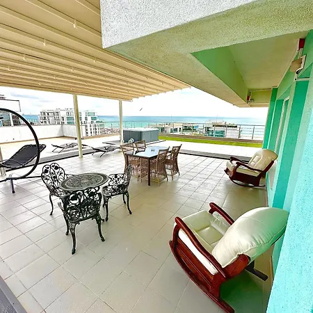 Summerland Seaview Penthouse * Mamaia