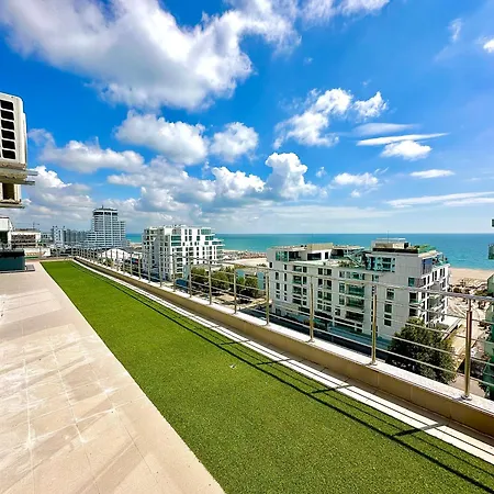 Summerland Seaview Penthouse 마마이아