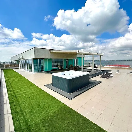 Summerland Seaview Penthouse 아파트