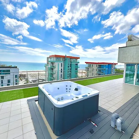Summerland Seaview Penthouse * 마마이아