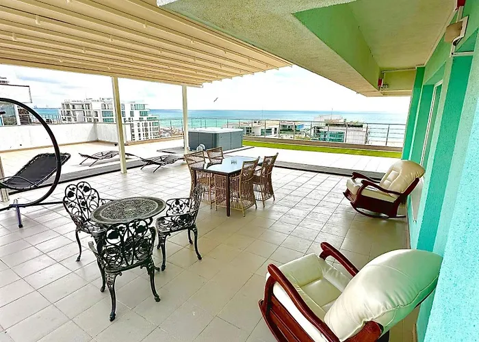 Summerland Seaview Penthouse * Mamaia