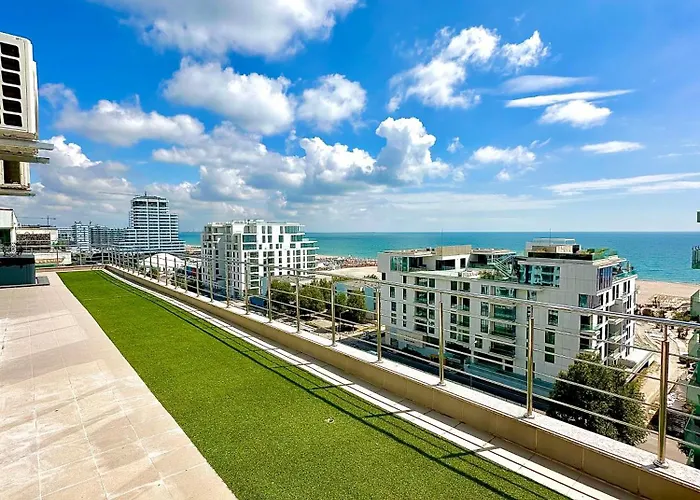 Summerland Seaview Penthouse Mamaia