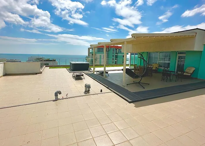 Summerland Seaview Penthouse * Mamaia